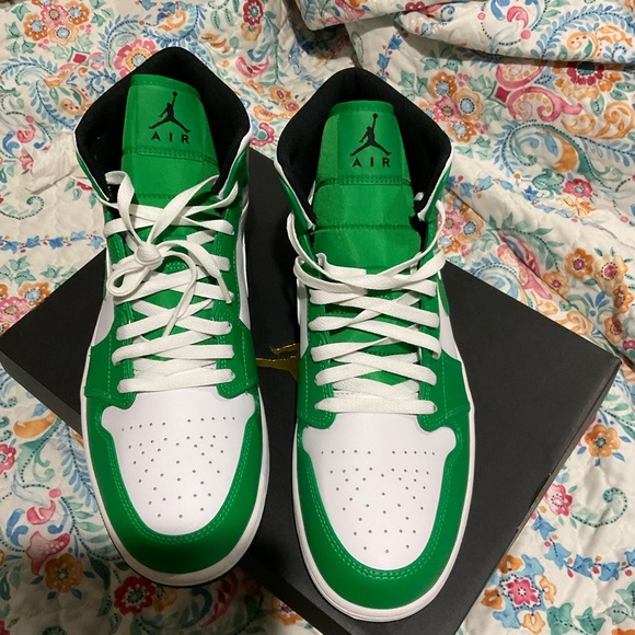 NEW Jordan 1s Mid - Picture 2 of 7